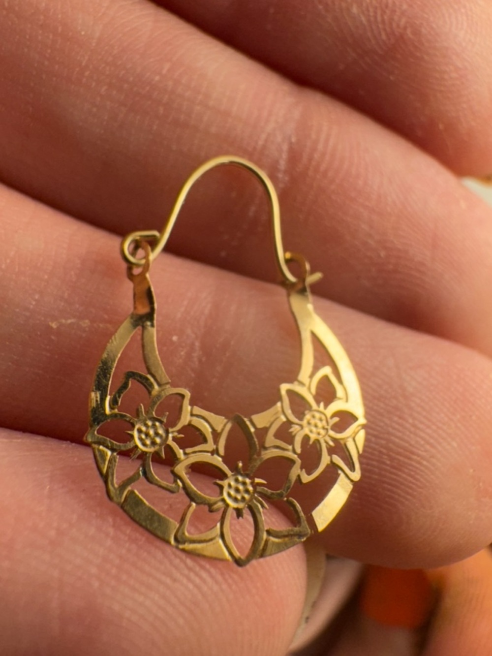 Vintage solid 14k gold floral hoop earring Single